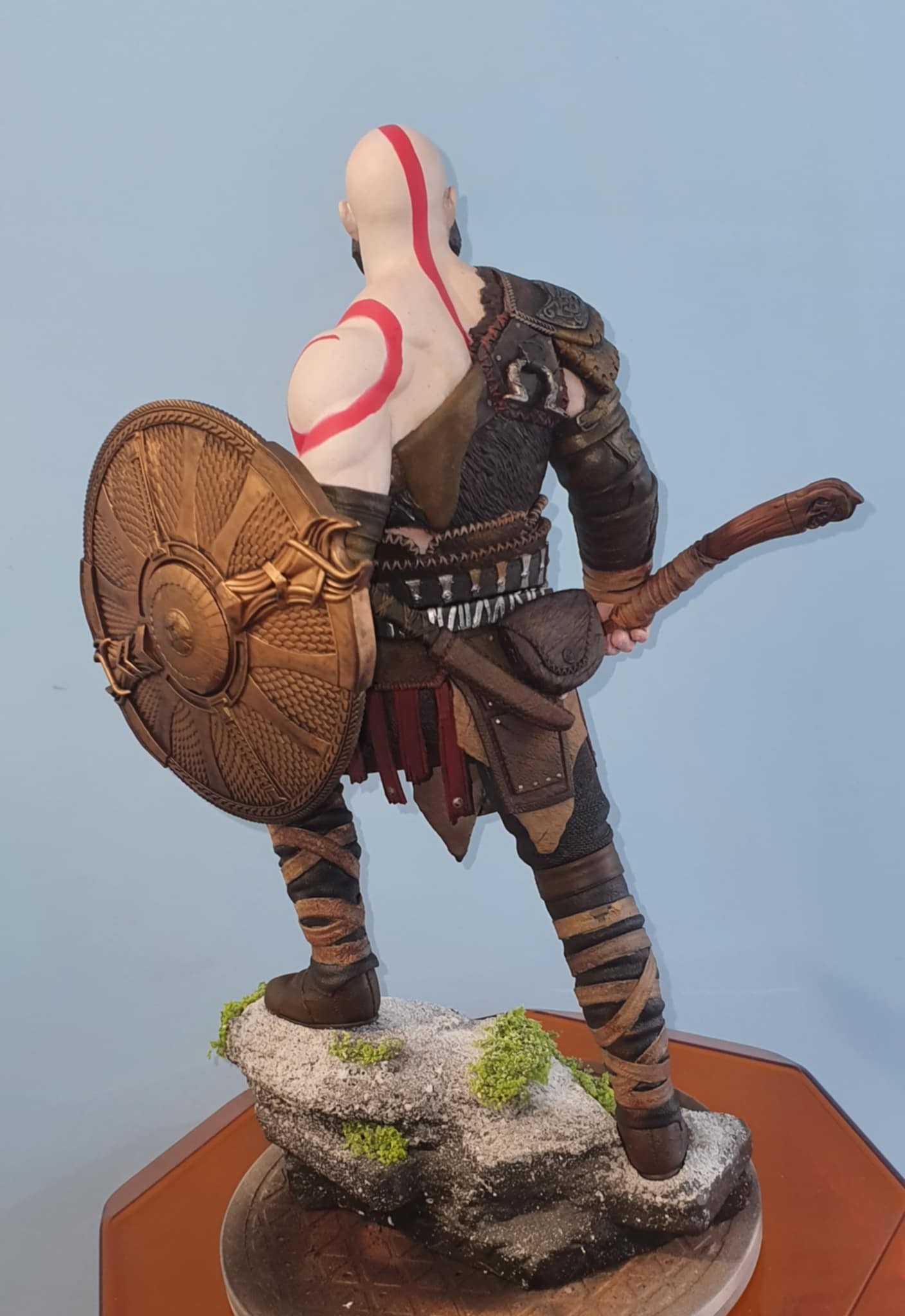 Kratos statue side angle detailing